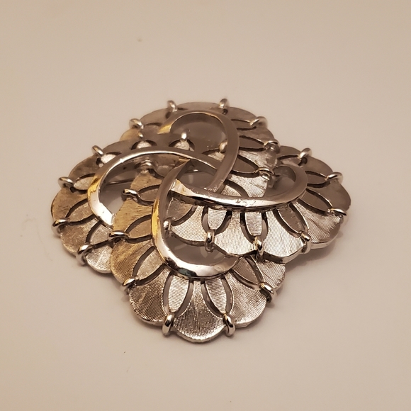 TRIFARI Double infinity symbols brooch pin, with textured and smooth finishes - Picture 2 of 16